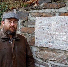 Der Meeraner Stadtrat Udo Friedrich hat sich für eine neue Gedenktafel für den von Neonazis getöteten Patrick Thürmer mitengagiert.