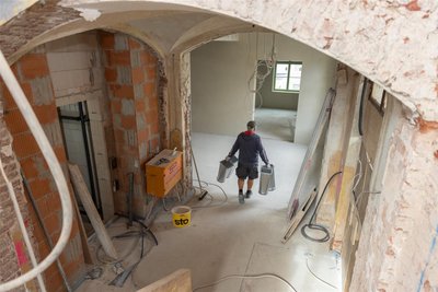 Derzeit finden die Ausbauarbeiten im Inneren statt. Dazu gehören unter anderem der Trockenbau, Putzarbeiten sowie Installationsarbeiten der technischen Gewerke Elektro, Heizung, Sanitär, Lüftung.