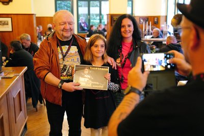 Oliver Nobis, Chef vom Fanclub aus Oelsnitz/Ergebirge schenkte Maja (9) und Mutti Nici aus Gaildorf/ Schwäbisch-Gmünd für das richtig gelöste Kreuzworträtsel zwei Meet-and-Greet-Konzertkarten für Maschine beschenkt. Nici hatte 1994 zum ersten Mal „Rockerrente“ von den Puhdys gehört: „Seitdem bin ich Fan.“