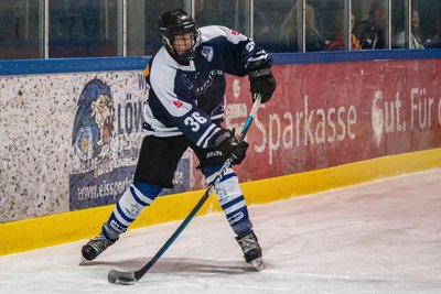 Zurück in die Heimat: Joey Mendel wechselte in der Sommerpause von den Junior-Eislöwen Dresden zu den Chemnitz Crashers. Der talentierte Stürmer, der zuletzt in der Deutschen Nachwuchsliga auf Puckjagd ging, spielte bereits im Nachwuchsbereich fünf Jahre in Chemnitz. 