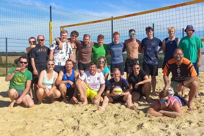 12 Teams waren beim Beachvolleyballturnier des SV Union Milkau am Samstag dabei. Einige Teilnehmer mussten schon vor der Siegerehrung weg. Nun wechseln die aktiven Volleyballer wieder in die Sporthalle, denn die Saison 2024/25 beginnt Mitte September.