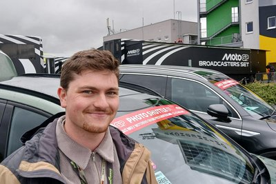 Justin Arnold fährt eines von insgesamt vier Fotoshuttle-Autos.