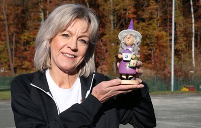 Erstmals kann die Leiterin des FCE-Fanshops, Simone Adler, eine Räucherfrau präsentieren. 
