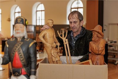 Uwe Moule vom Team des Erzhammers holt hier gerade Schnitzarbeiten von Karl Heinz Werner aus Ehrenfriedersdorf aus der Kiste.