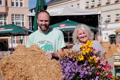 Der Aufbau läuft. Von Freitag bis Sonntag findet der Herbst- und Bauernmarkt in Annaberg statt. Im Bild: Mitorganisator Tim Zitzkat und Ivonne Schröter vom Werbering.