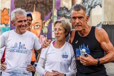 Ffa-Mitstreiter Stefan Benkert aus Freiberg (l.) mit Filmemacherin Gabriele Hayes und Richter Craig Mitchell in Los Angeles. Ein Richter an der US-Westküste gibt Kriminellen und Obdachlosen mit einem Laufclub neue Lebensperspektiven.
