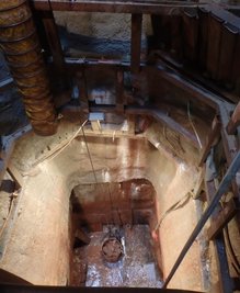 Blick in den Johannes-Schacht, zu sehen ist noch der originale Ausbau in der Sandsteinbank. Die Aufnahme entstand im April.
