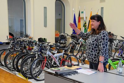 Tabea Lange versteigerte am Wochenende zum ersten Mal Fundsachen im Reichenbacher Rathaus. 