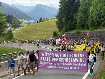 Menschen reisten mit Bahn und Fahrrädern zu dem Protest an.