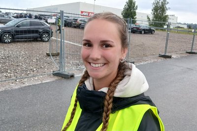 Nina Haustein arbeitet auf dem großen Parkplatz als Einweiserin.