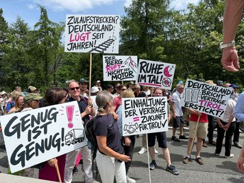 Bei der Demonstration wird auch Kritik an Deutschland geäußert.