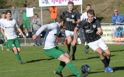 Im turbulenten Hinspiel in dieser Saison setzten sich die Thalheimer daheim mit 5:3 gegen Klaffenbach durch. In dieser Szene versucht Lukas Hirsch (rechts) am Klaffenbacher Manuel Klötzer vorbeizudribbeln. 