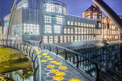 Die erste interaktive Wabenbrücke der Welt wurde im Jahr 2015 in Chemnitz eingeweiht. Noch immer gilt das Objekt aus Strukturleichtbau und Kunststoffverarbeitung als wegweisend. 
