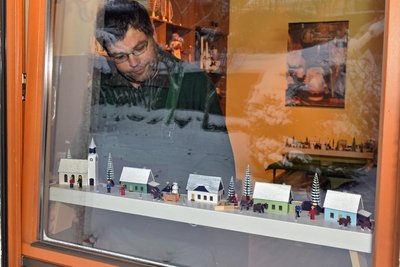 Grundregel ist, dass das Fensterbrettl die Glasscheibe in ihrer gesamten Breite ausfüllen sollte.