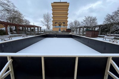 Die Eisbahn am Wasserturm hat am Samstag- und Sonntagnachmittag geöffnet.