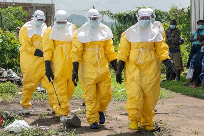 Im Kongo und in Uganda gibt es nach WHO-Angaben inzwischen mehr als 500 Verdachtsfälle von Ebola, einer ansteckenden und lebensbedrohlichen Krankheit.