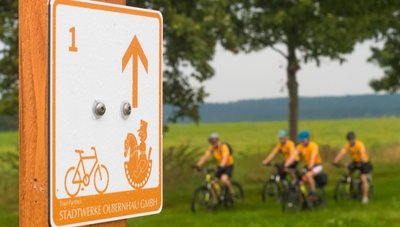 Orangefarbene Tafeln weisen Radsportlern auf der Schwarzwassertal-Tour den richtigen Weg.