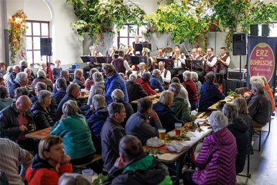 Zünftig wie im Vorjahr (Foto) soll es auch in diesem Jahr beim Backofenfest an und in der Geyersdorfer Turnhalle zugehen. Diesmal werden "Die fidelen Jungs" für Stimmung sorgen.