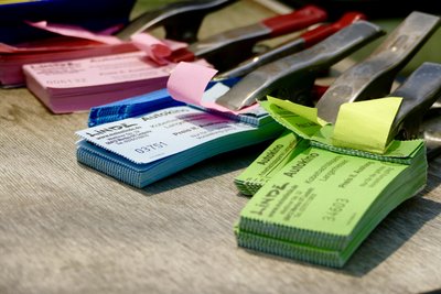 Andreas Osse verteilt am Eingang drei verschiedene Tickets für drei Leinwände. 