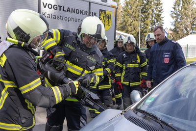 Mit der Rettungsschere ein Auto öffnen.