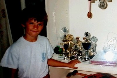 Eine stattliche Sammlung an Pokalen konnte Axel Jungk schon als Kind präsentieren. Die Vitrine ist inzwischen noch mit viel Wertvollerem gefüllt worden