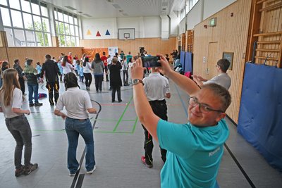 Mit einem Aufwärmprogramm begann der Kreisausscheid, Michael Fürtig dokumentiert das Geschehen.