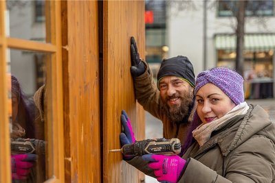Rebecca und Dirk Weinbeer vom "Süßen Brunnen" sind zuversichtlich, dass der Markt abgehalten werden kann - und montieren ihre Bude.