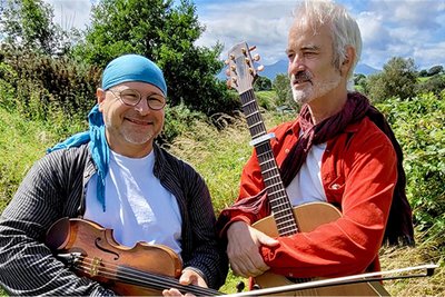 Irish Folk mit Tim O’Shea und Cat Henschelmann (l.) können Besucher am Montag bei einem Konzert im Rittersaal von Schloss Schlettau erleben.
