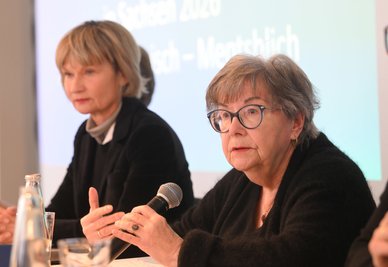 Nora Goldenbogen (re.), Vorsitzende des sächsischen Landesverbandes der Jüdischen Gemeinden, und Barbara Ludwig, Chemnitzer Oberbürgermeisterin a. D, während der Vorstellung des Themenjahres. 