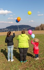 Luftballons in den Himmel steigen zu lassen, ist ein festes Ritual bei den Maltesern und ihrer Arbeit mit den Kindern.