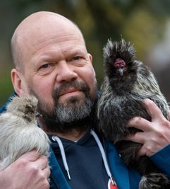David Jenning mit Therapiehahn Walldorf und dessen Schwester Berta. Die zahmen Seidenhühner lassen sich auch geduldig von Kinderhänden streicheln. 