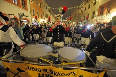Zur Mettenschicht der Historischen Freiberger Berg- und Hüttenknappschaft marschiert das Bergmusikkorps Saxonia ganz vorn mit.