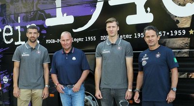 Die Neuzugänge Ognjen Gnjatic (l.) und Philipp Klewin (3. v. l.) mit FCE-Präsident Helge Leonhardt und Trainer Dirk Schuster.