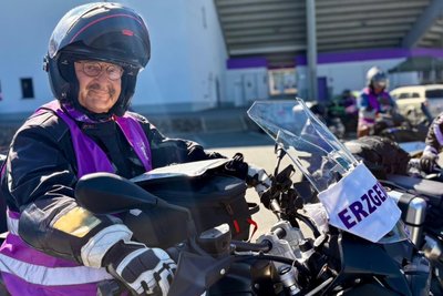 Michael Rüdiger, ein Gründungsmitglied der Veilchenbiker, übernimmt in der Kolonne die Rolle als Schlussfahrer.