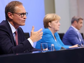 Berlins Regierender Bürgermeister Michael Müller (l), Bundeskanzlerin Angela Merkel und der bayerische Ministerpräsident Markus Söder geben nach den Bund-Länder-Beratungen eine Pressekonferenz.