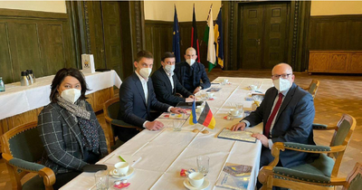 Melitopols Bürgermeister Ivan Fedorov (2. v. l.) und Oberbürgermeister Sven Schulze (rechts im Bild) beim vergangenen Besuch in Chemnitz.