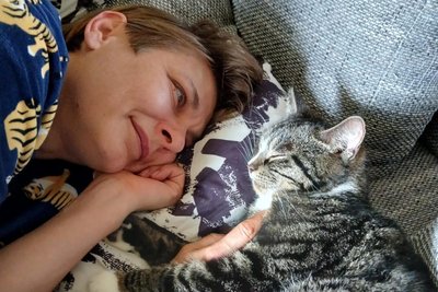 Abschalten mit Kater Karsten: Annika Ehnert kann sich ganz in sich selbst zurückziehen und still beobachten.