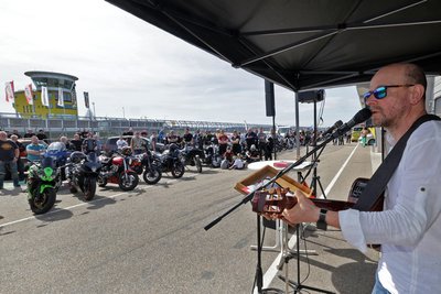 2024 gestaltete Bikerpfarrer Roberto Jahn von den Christlichen Motorradfahrern Sachsen gemeinsam mit Liedermacher Jens Bräunig (im Bild) den Bikergottesdienst.