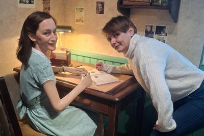 Mit dem Leben von Anne Frank hat sich Annika Ehnert beschäftigt. Bei einem Besuch in Amsterdam ließ sie sich mit der Wachsfigur des jüdischen Mädchens im Kabinett bei Madame Tussauds fotografieren.