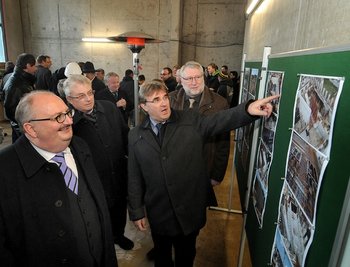 Warfen beim Richtfest noch einmal einen Blick auf die bisherigen Etappen beim Bau des neuen Medienzentrums der Hochschule Mittweida: Rektor Ludwig Hilmer, Altrektor Lothar Otto, der Chemnitzer Niederlassungsleiter des Staatsbetriebes Sächsisches Immobilien- und Baumanagement Peter Voit und Mittweidas Oberbürgermeister Matthias Damm (v. l.).