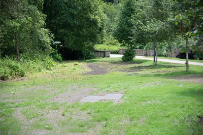 Auf der Freifläche zwischen Stadtzufahrt, Elsterradweg, Motorikpark und Naturtheater entsteht bis Frühjahr 2025 für 1,2 Millionen Euro der neue Wohnmobilstellplatz.