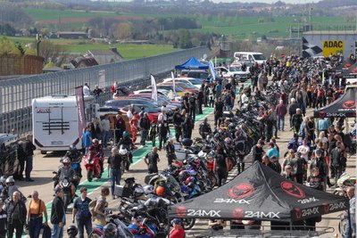 Hunderte Motorradfahrer und Besucher beim „WarmUp“ am Sachsenring 2024.