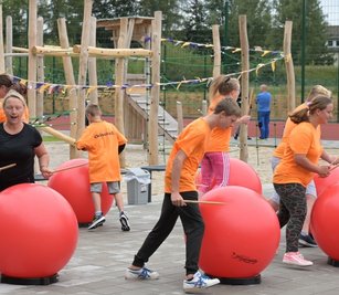 Die Schüler um Sportlerin Jana Löbner (vorn li.) haben bei der Einweihung einige Trommel-Übungen gezeigt. 