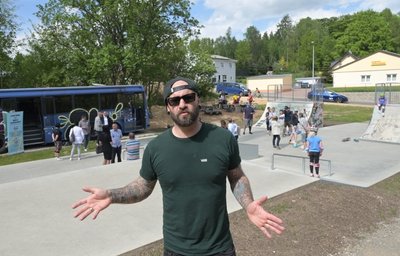 Die Skateranlage im Gewerbegebiet Schneeberg ist zur Nutzung freigegeben. Frank Baumann vom Team der Mobilen Jugendarbeit Schneeberg lobte die guten Trainingsmöglichkeiten. 