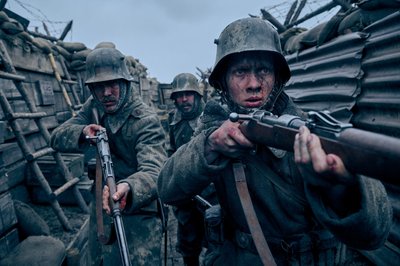 Felix Kammerer (rechts) als Paul Bäumer, Albrecht Schuch (links) als Stanislaus Katczinsky und Edin Hasanovic als Tjaden Stackfleet in einer Szene des Films "Im Westen nichts Neues". Der deutsche Beitrag ist auch in der Sparte bester internationaler Film für den Oscar nominiert. 