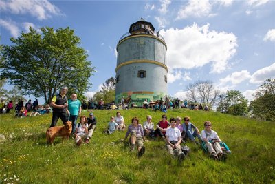 Erstmal ein Päuschen. Am Verpflegungspunkt in Neundorf ruhten sich die Wanderer aus und konnten auf dem Wasserturm beste Aussicht übers Vogtland genießen.