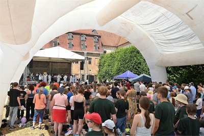 Schattige Plätze waren beim Gottesdienst der Kinderwallfahrt in Wechselburg gefragt.