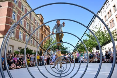 Mit viel Balance: die niederländische Tanzcompany Teatime.