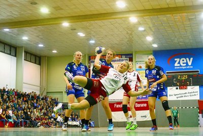Sprungwurf von Stefanie Hopp (Zwickau), dahinter Vivien Jäger, Isa-Sophia Rösike und Lisa-Marie Preis (alle Rödertal, v.l.)