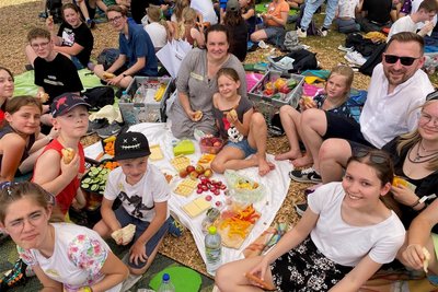 Pfarrer Przemek Kostorz (rechts) aus Aue war mit einer rund 30-köpfigen Gruppe aus dem Erzgebirge nach Wechselburg gekommen. Das Mittagspicknick bot eine schöne Gelegenheit, bei all dem Trubel zur Ruhe zu kommen.